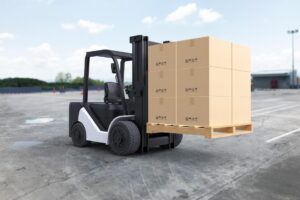 Empilhadeira segurando um pallets com caixas em cima